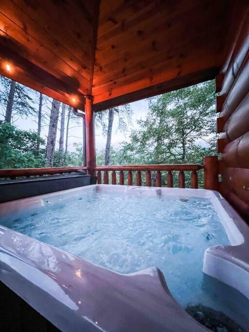Indoor Heated Pool Hot Tub Cabin 塞维尔维尔 外观 照片