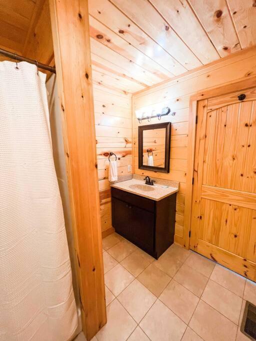 Indoor Heated Pool Hot Tub Cabin 塞维尔维尔 外观 照片