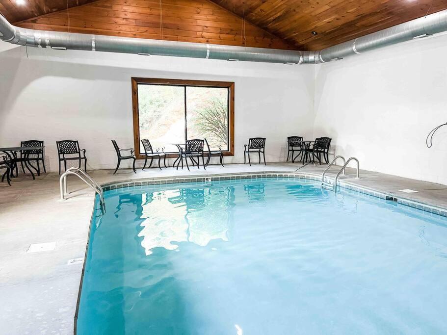 Indoor Heated Pool Hot Tub Cabin 塞维尔维尔 外观 照片
